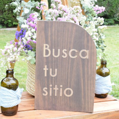 Cartel madera busca tu sitio 1