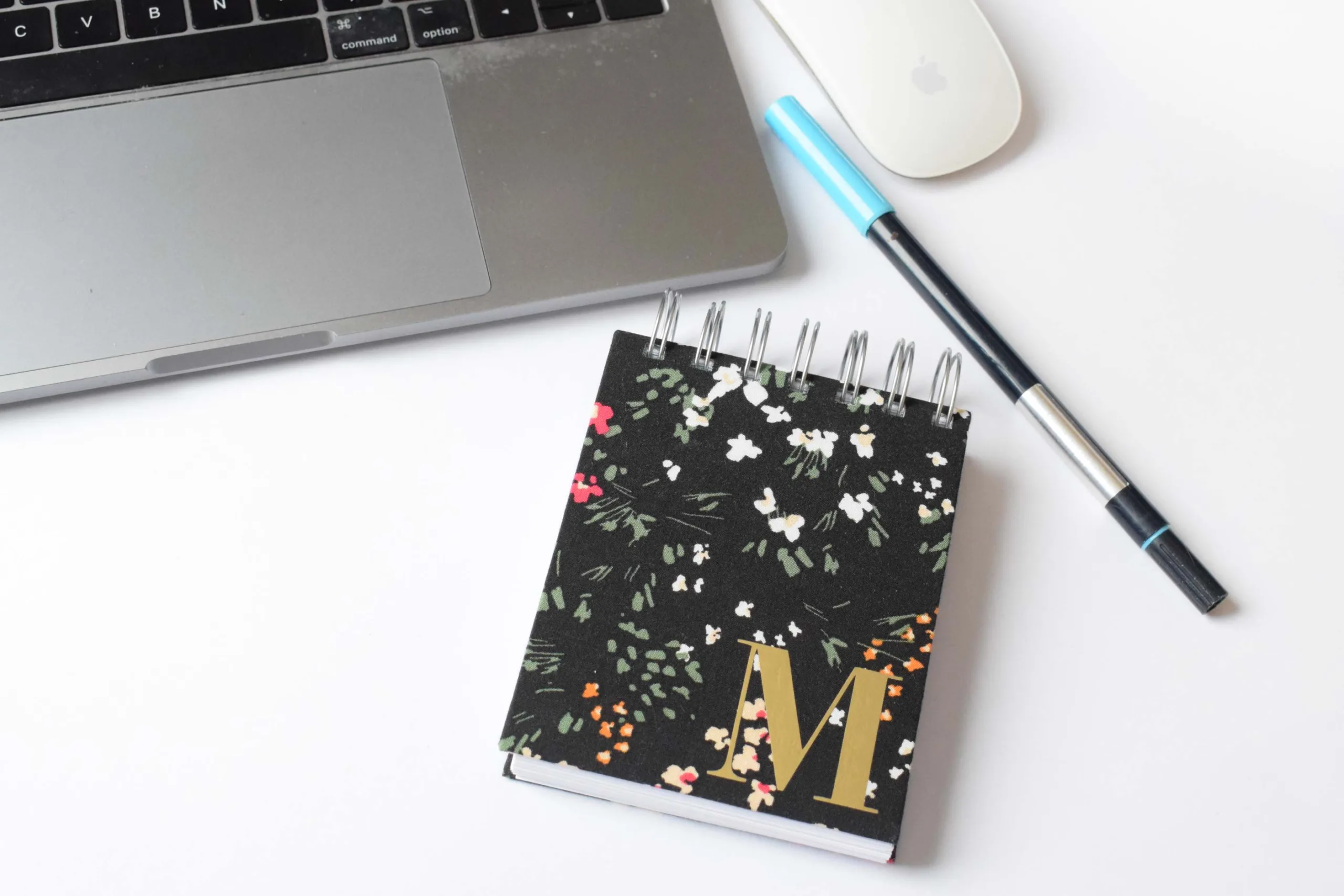 Libreta negra flores