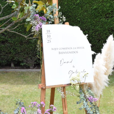 Cartel de madera curvo blanco